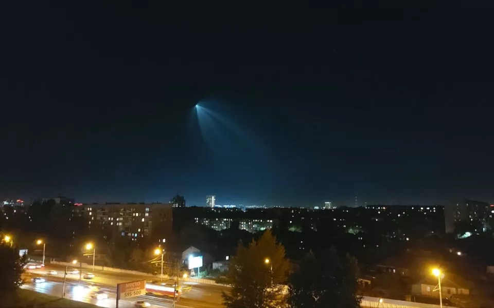 Жители Алтайского края восхитились полетом ракеты в вечернем небе