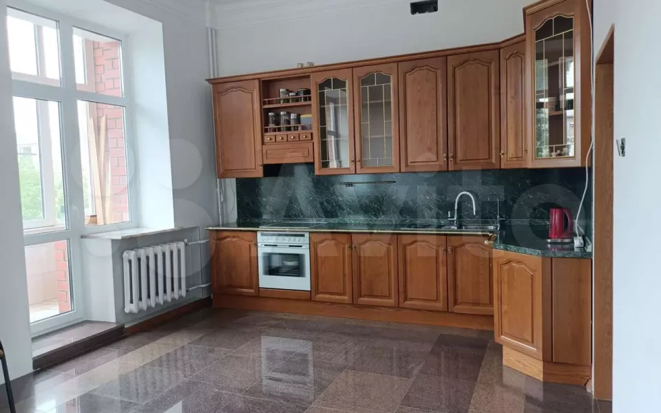 В Барнауле за 16,4 млн рублей продают квартиру с камином и запасом дров
