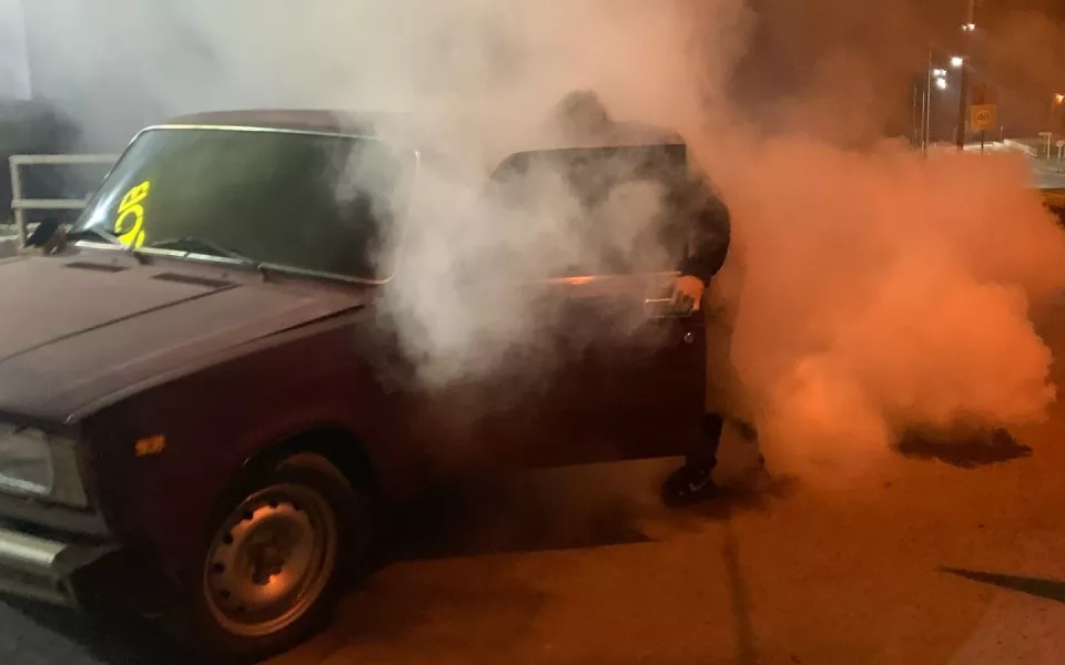 Посреди ночи в краевой столице в клубах белого дыма сгорели два автомобиля