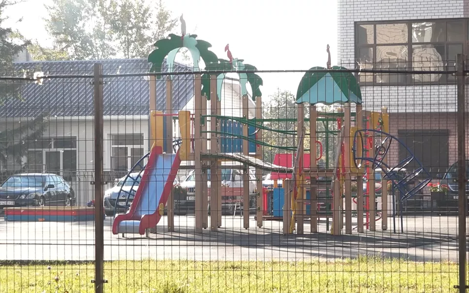 В Барнауле детей многоквартирного дома лишили детской площадки
