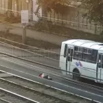 На видео попало, как девушку жестко ударило автобусом в Бийске