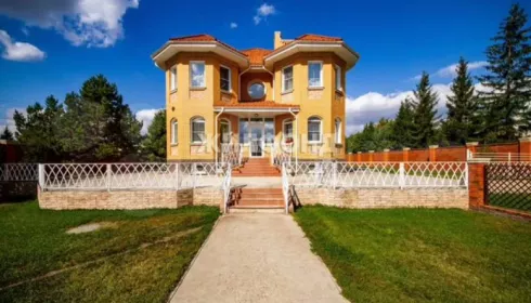 В Барнауле за 49 млн рублей продают особняк с банным комплексом и бильярдной