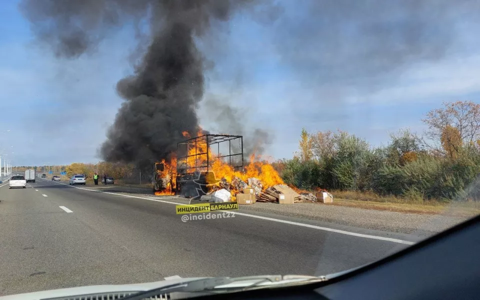 На трассе Барнаул  Новосибирск загорелся грузовик