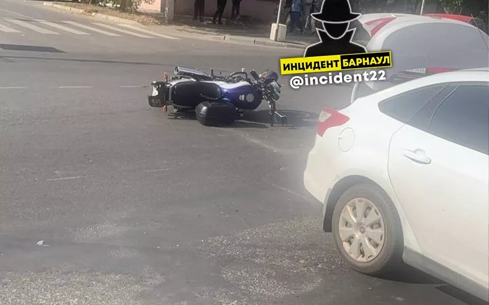В Барнауле произошло очередное ДТП с участием мотоцикла