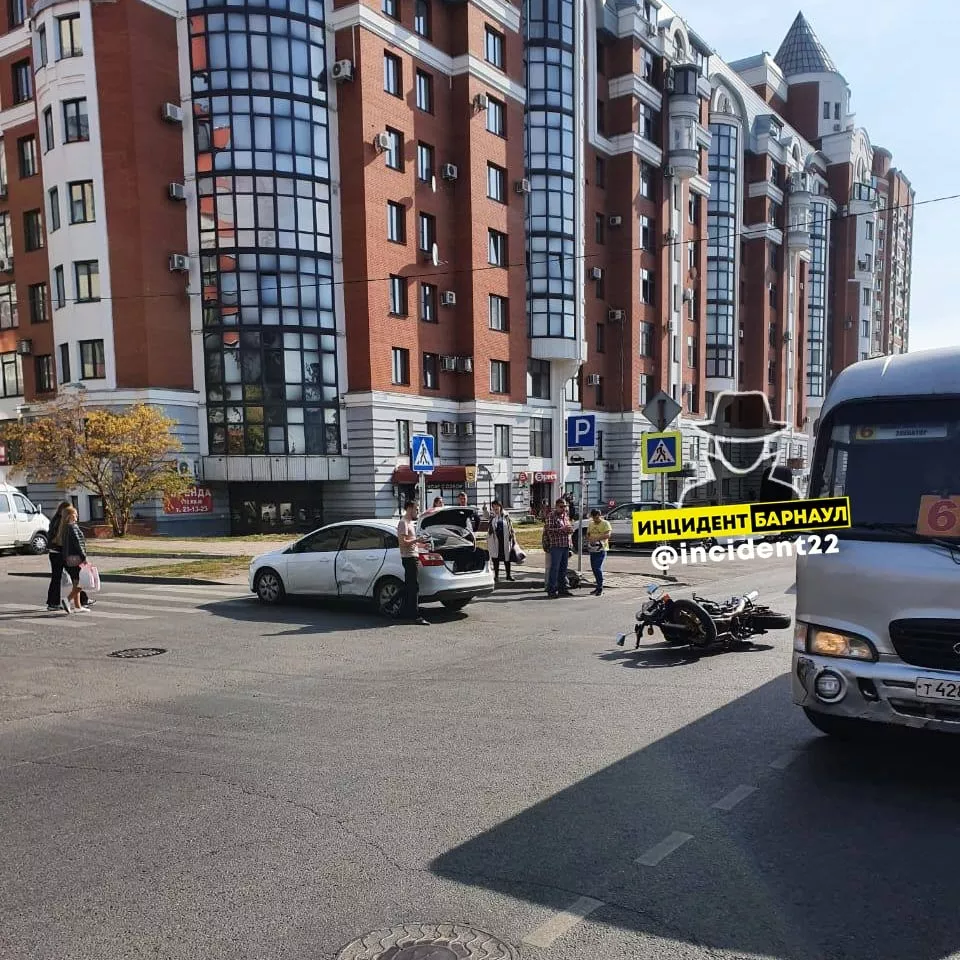 В Барнауле столкнулись мотоцикл и легковой автомобиль - Толк 24.09.2022