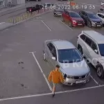 Молодой парень атаковал припаркованные автомобили в центре Барнаула