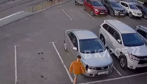 Молодой парень атаковал припаркованные автомобили в центре Барнаула