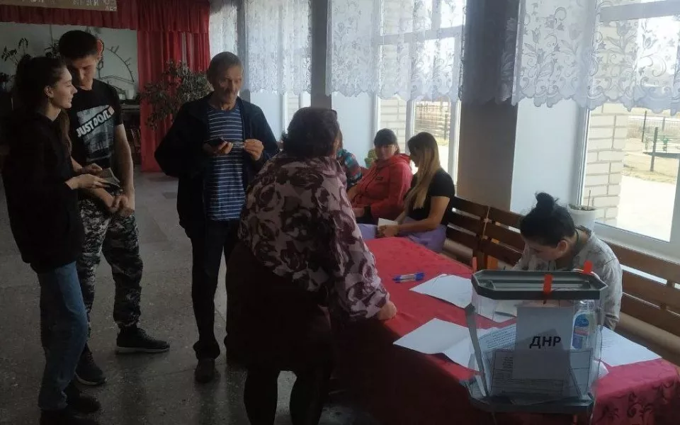 Жители ЛНР и ДНР участвуют в референдумах в Алтайском крае
