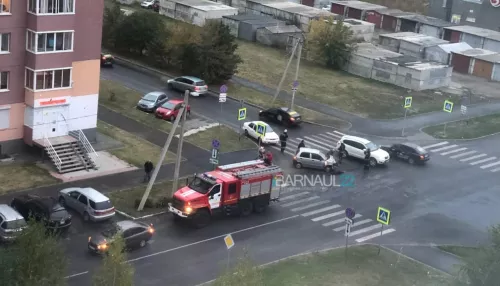 В Барнауле легковушки с утра пораньше не поделили перекресток