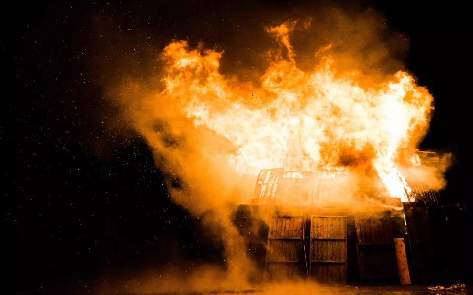Жители Барнаула требуют снести аварийные дома на ВРЗ из-за регулярных пожаров