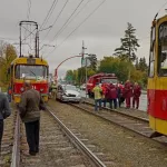 В Барнауле автомобиль залетел на рельсы и остановил трамваи