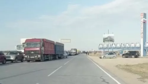 На границе Алтайского края с Казахстаном собралось небывалое количество машин