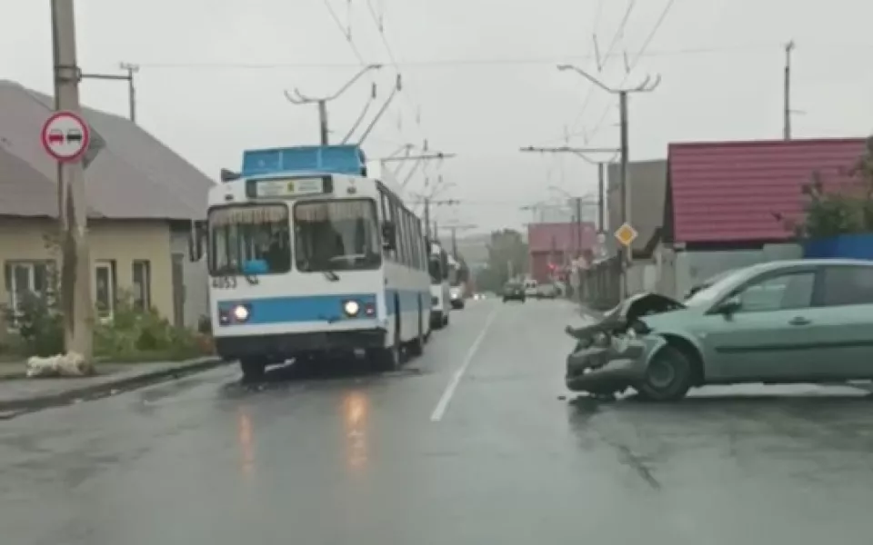 В Барнауле троллейбусы выстроились в очередь из-за ДТП