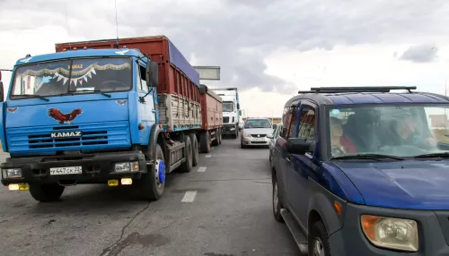 На границе России и Грузии скопилась большая очередь машин