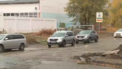 В Бийске не спешат убирать глубокую яму на дороге в Приобской части города