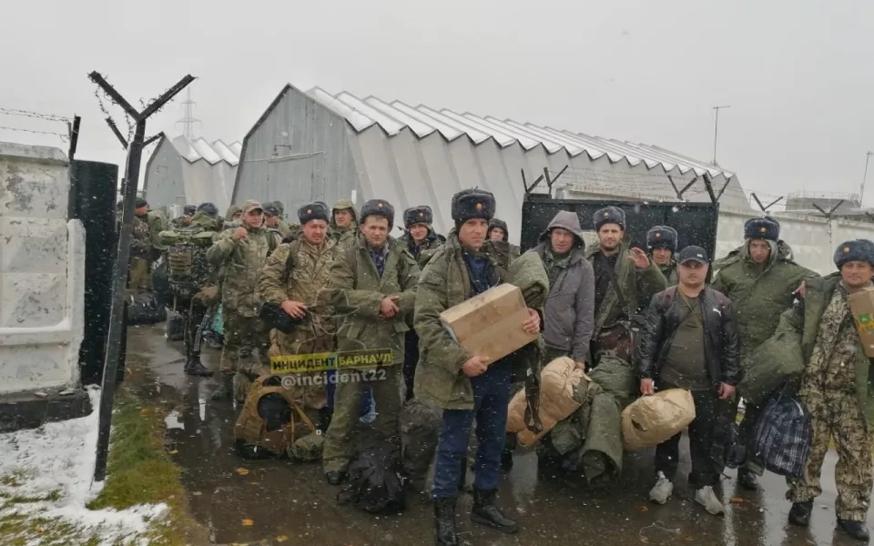 Мобилизованные жители Алтайского края прибыли в учебный центр в Омск