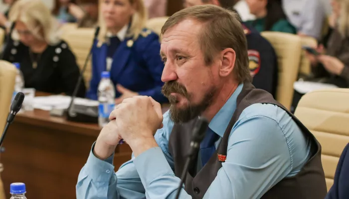В Барнауле депутат и политтехнолог остались без телефонов после драки в пивбаре