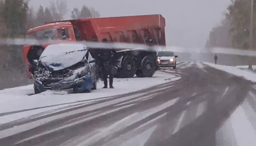 Легковушка столкнулась с самосвалом на заснеженной алтайской трассе