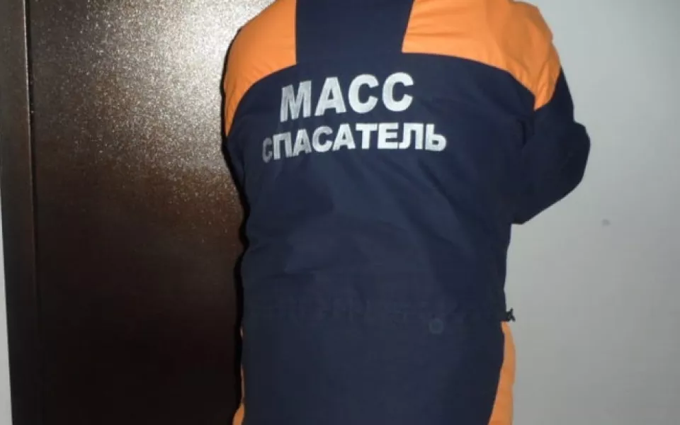 В Новосибирске маленькая девочка застряла пальцем в горшке