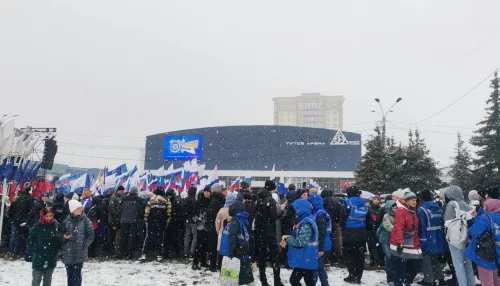 Митинг #МыВместе начался в центре Барнаула, несмотря на снег и холод