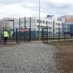 В Барнауле парень в балаклаве напугал персонал и учеников школы
