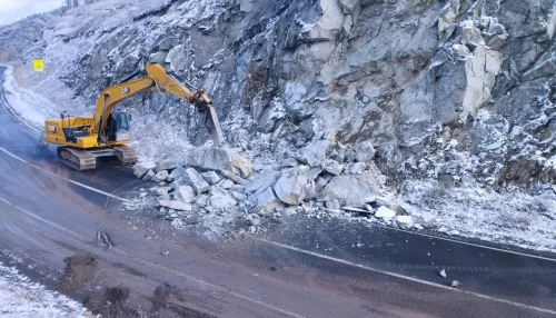 На Алтае скала обрушилась на проезжую часть федеральной трассы