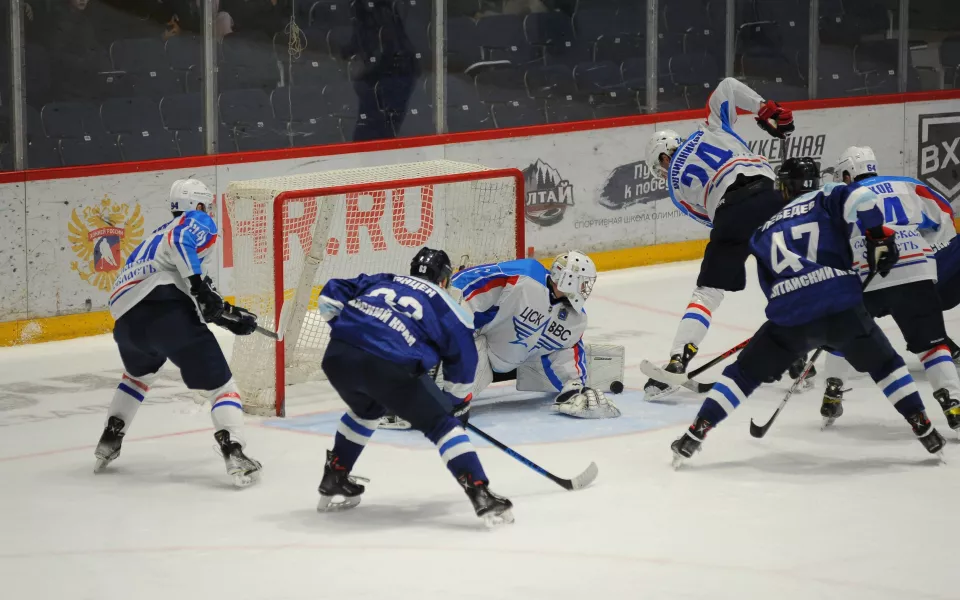 Проигрыш и победа: хоккеисты Динамо-Алтай провели первые домашние матчи сезона