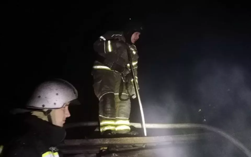 Ночью в Барнауле произошел крупный пожар в частных гаражах