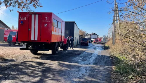 В Барнауле загорелся корпус предприятия в промзоне. Фото