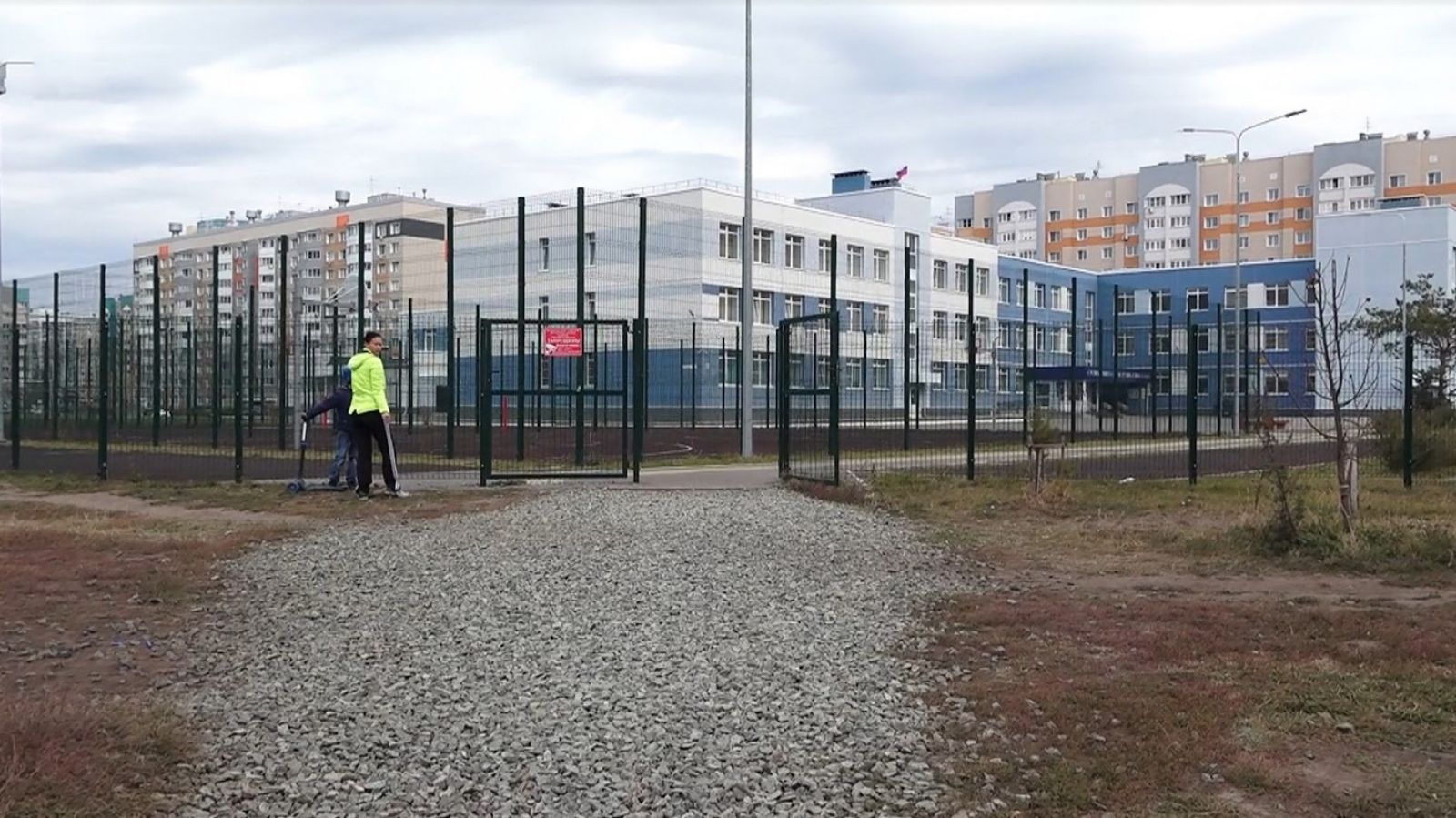 В Барнауле родители не могут добиться безопасного входа в школу - Толк  04.10.2022