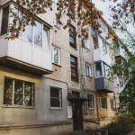 Жители четырехэтажного дома в центре Барнаула опасаются уйти в зиму без крыши