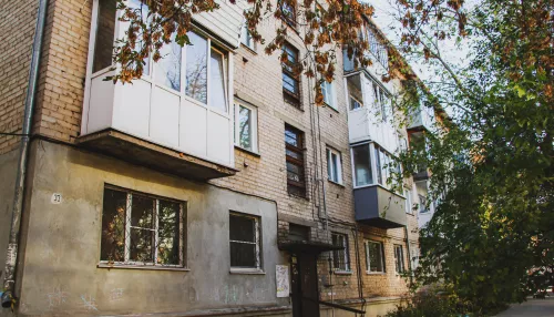 Жители четырехэтажного дома в центре Барнаула опасаются уйти в зиму без крыши