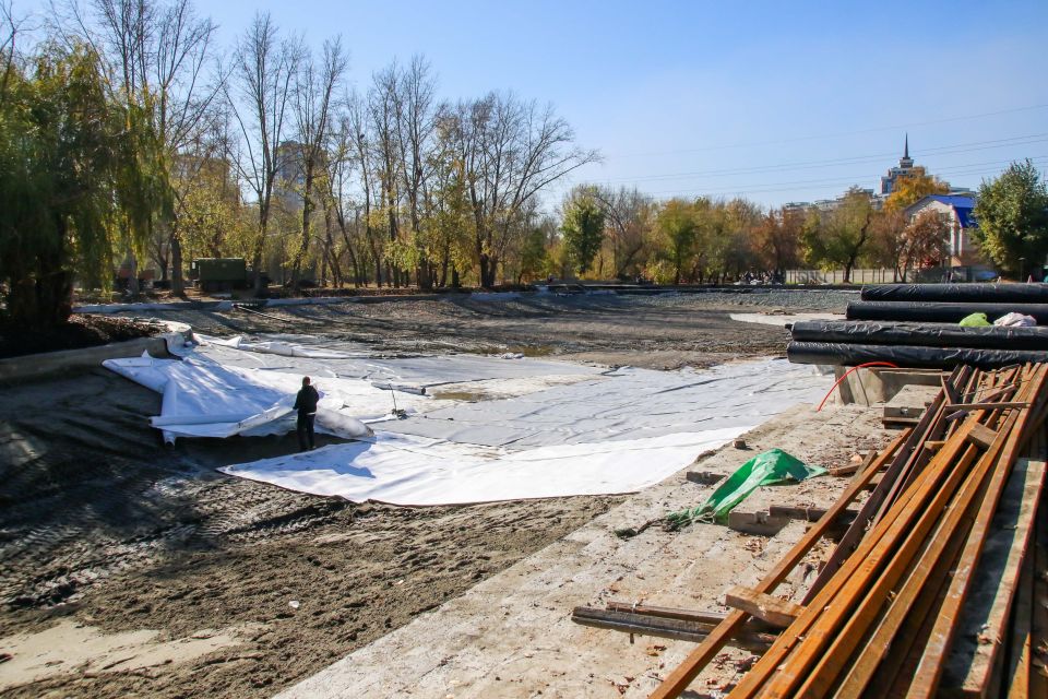 В "Изумрудном" продолжается реконструкция пруда и выполнение других работ по восстановлению парка