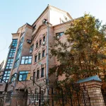 В Барнауле за 20 млн продают квартиру с необычным потолком и окном в ванной