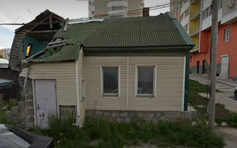 В Барнауле в частном секторе загорелся заброшенный дом