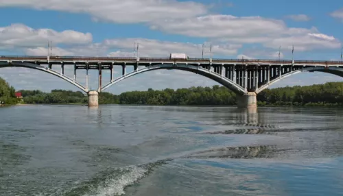 В Бийске могут запретить проезд машин по коммунальному мосту во время ремонта
