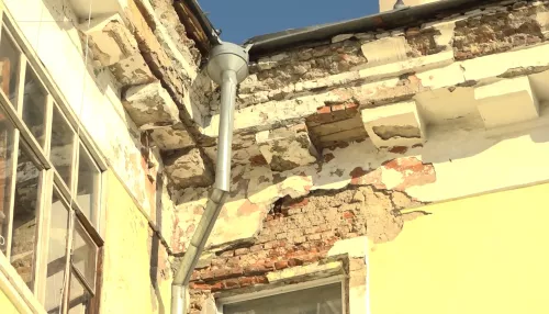 Жильцы барнаульского дома жалуются на разрушающийся фасад здания
