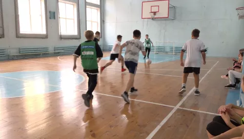 В алтайских школах  начали преподавать футбол на уроках физкультуры