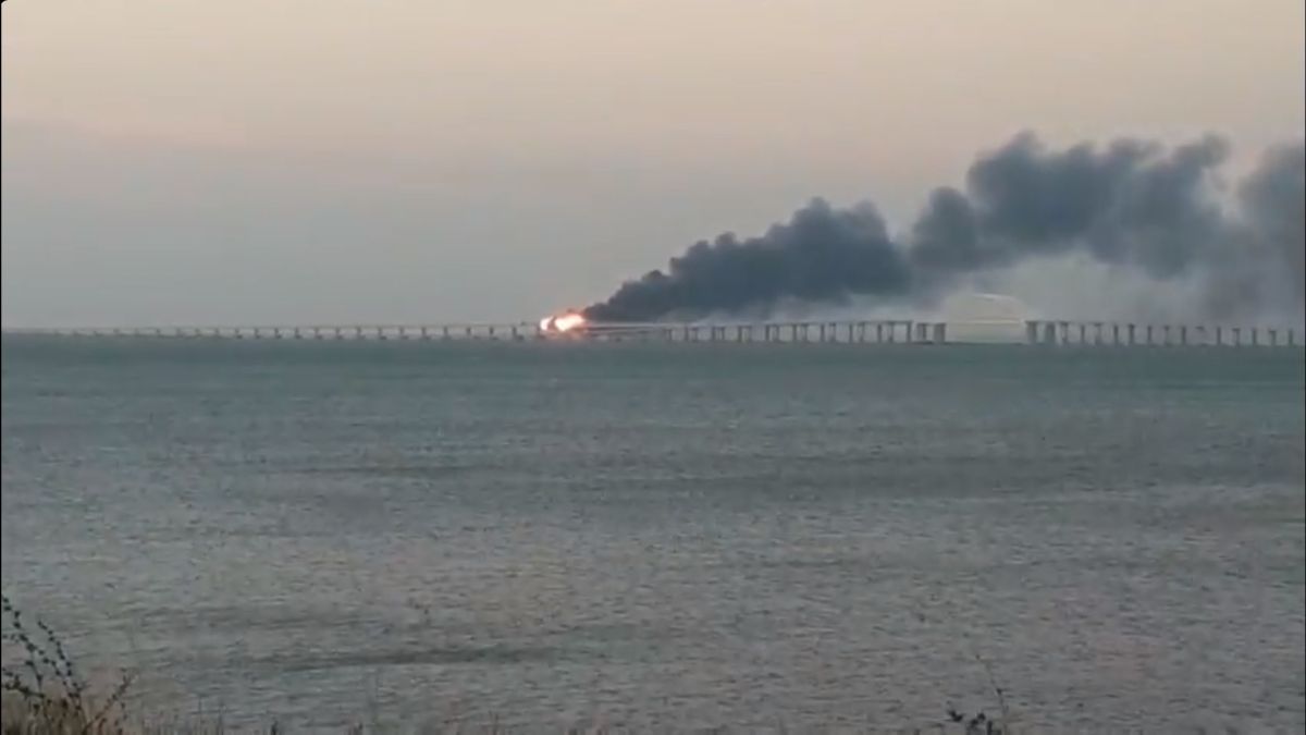 Пожар на Крымском мосту