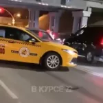 В Барнауле на Павловском тракте столкнулись две машины такси