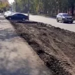 В Барнауле обустраивают парковку возле парка Изумрудный