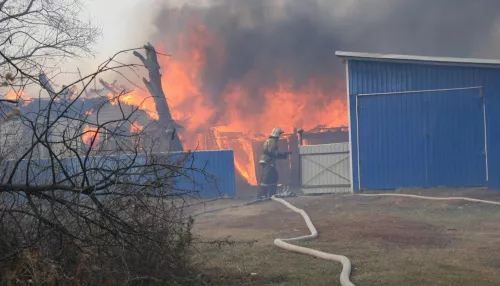 Масштабный пожар в Змеиногорске перекинулся на жилые дома