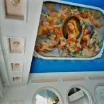 В Барнауле за 16,8 млн продают коттедж с балконом внутри и ангелами на потолке