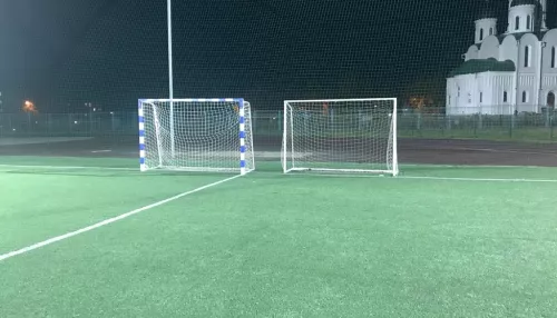 Юного футболиста едва не убило воротами на барнаульском стадионе