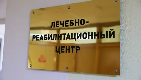 Виктор Томенко навестил раненых алтайских военных в госпитале Минобороны