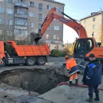 В Барнауле устраняют коммунальную аварию на водопроводе в центре города