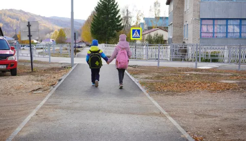 Компания Сибирь-Полиметаллы построила тротуар в селе Карамышево