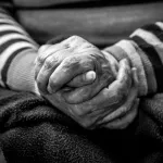 Жительница Бийска пробралась в дом к 91-летней пенсионерке и вынесла все накопления