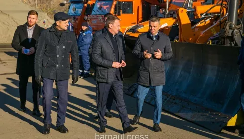 Глава Барнаула проверил готовность техники для зимней уборки дорог