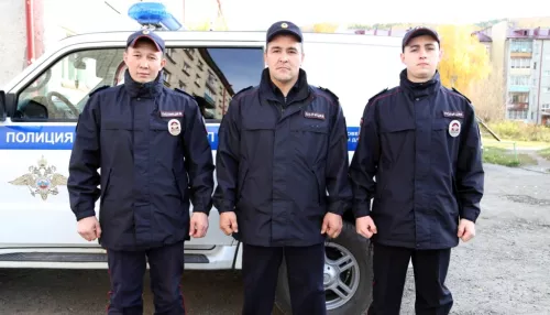 Алтайские полицейские на руках вынесли парализованного мужчину из горящего дома